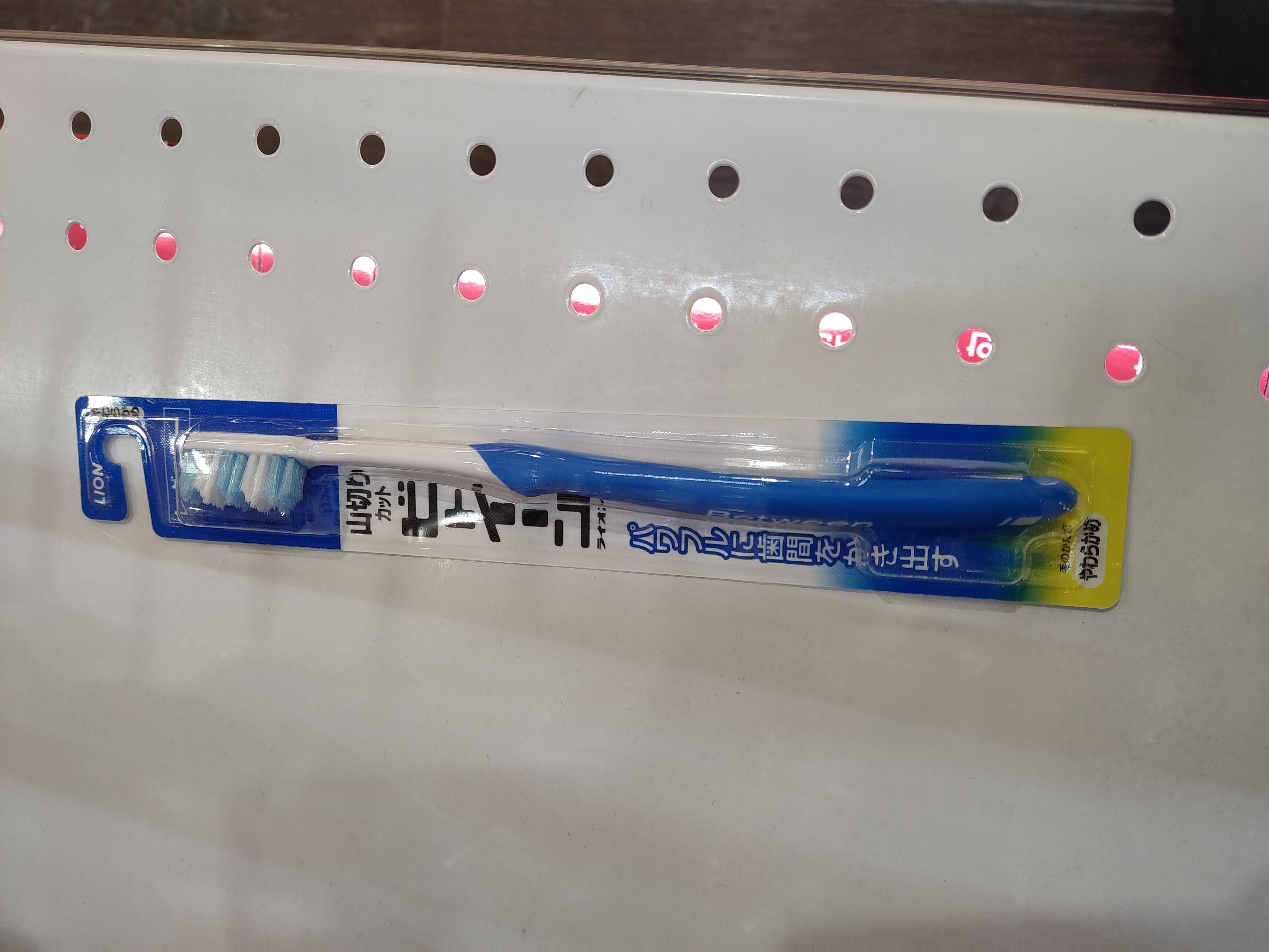 lion-vitoine-soft-toothbrush